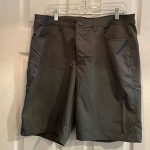Under armour golf shorts dark gray. Size 38 flat front